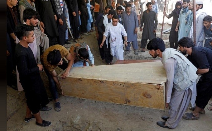 Men carry a coffin as they take part in a burial ceremony of the victims of a suicide bomb blast at a wedding in Kabul, Afghanistan August 18, 2019. (REUTERS) 
