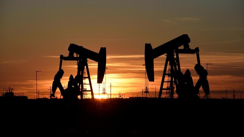 Pump jacks operate at sunset in an oil field in Midland, Texas, the US, August 22, 2018. (Photo: Reuters) 