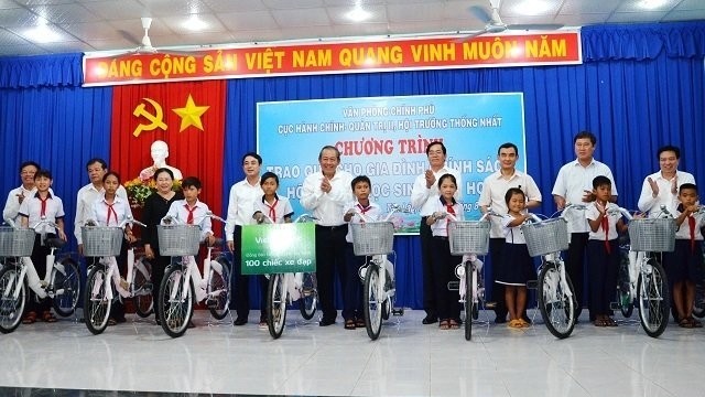 Permanent Deputy Prime Minister Truong Hoa Binh presents gifts to needy students.