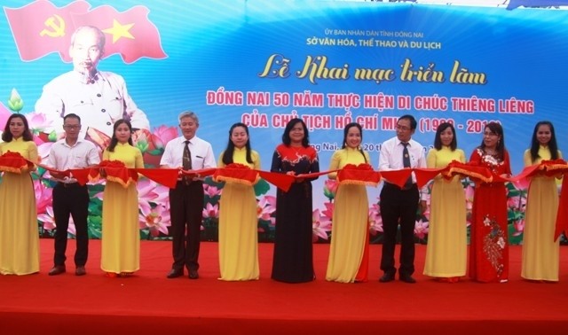 Delegates cut the ribbon to open the exhibition in Dong Nai