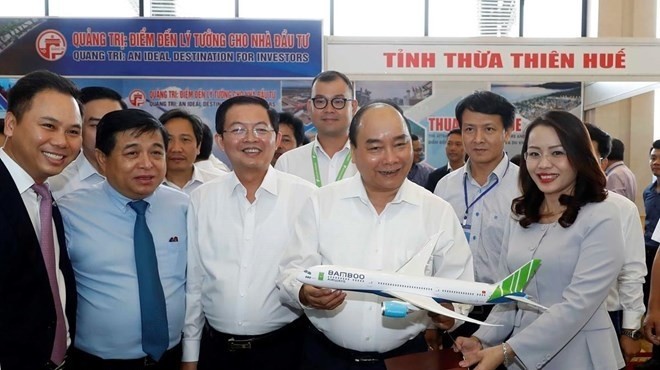 Prime Minister Nguyen Xuan Phuc visits booths set up within the conference. (Photo: VNA)