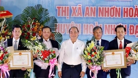 Prime Minister Nguyen Xuan Phuc (C) at the event (Photo: VNA)