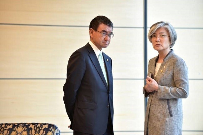 RoK's Foreign Minister Kang Kyung-wha (R) chats with her Japanese counterpart Taro Kono (L) prior to the summit meeting by President Moon Jae-in and Japan's Prime Minister Shinzo Abe at Abe's official residence in Tokyo, Japan May 9, 2018. (File photo: Reuters)