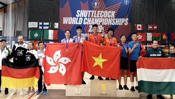 Tran Ngoc Hai and Trinh Thi Nga (C) win the mixed doubles title.