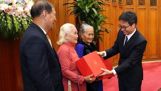 Deputy PM Vu Duc Dam presents gifts to Quang Ngai province's former patriotic prisoners. (Photo: VGP)