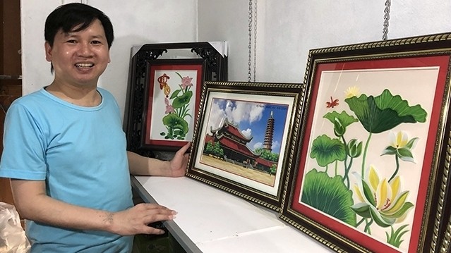 Tran Ngoc Hoe and quilling artworks of Binh An group’s members