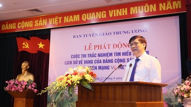 Deputy Head of the Party Commission for Communication and Education Nguyen Thanh Long speaking at the launching.
