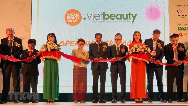 Delegates cut the ribbon to open the beauty trade event in Ho Chi Minh City. (Photo: VNA)