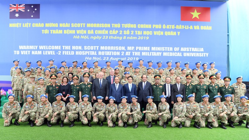 PM Nguyen Xuan Phuc and his Australian counterpart Scott Morrison join officers of the Vietnam People’s Army (VPA)’s Level-2 Field Hospital No. 2 pose for a photo. (Photo: VNA)