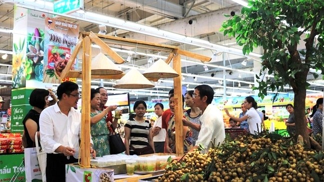 Customers enjoy dishes made from longan at a Hanoi’s supermarket under the Big C chain. (Photo: NDO/Minh Trang)