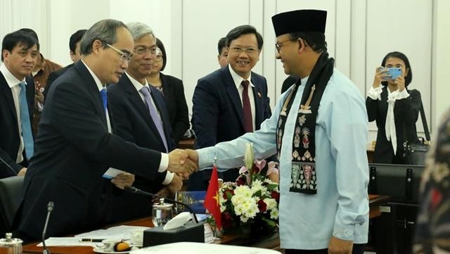 Secretary of the HCM City Party Committee Nguyen Thien Nhan (L) shakes hands with Jakarta Governor Anies Baswedan. (Photo: VNA)