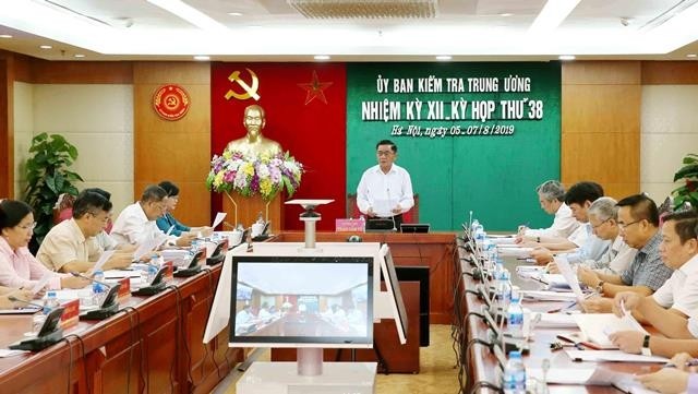 Tran Cam Tu (standing), Secretary of the Party Central Committee and head of the committee's Inspection Commission, chairs the 38th meeting of the commission. (Photo: VNA)