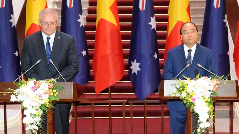PM Nguyen Xuan Phuc (R) and his Australian counterpart Scott Morrison speak at a press conference announcing the outcomes of their talks. (Photo: Tran Hai/NDO)