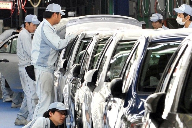 Workers checking paintwork of Toyota Motor's best selling car "Corolla" at Ohira village in Miyagi prefecture, northern Japan on May 11, 2012. (File Photo: AFP)