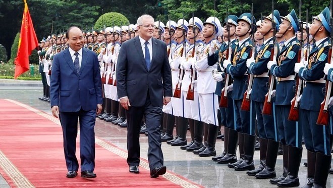 Vietnamese Prime Minister Nguyen Xuan Phuc (L) and his Australian counterpart Scott Morrison review the guard of honour at the welcome ceremony for the latter in Hanoi on August 23 (Photo: VNA)