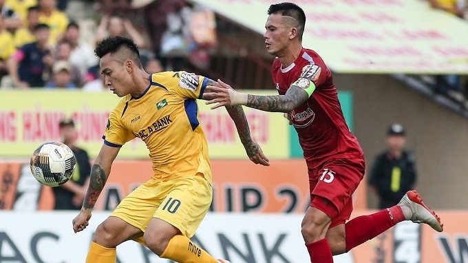 SLNA and HCM City players in action during their match on August 25. (Photo: VPF)