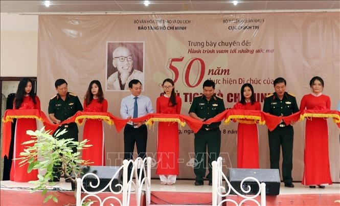 Delegates cut the ribbon to launch the exhibition at the Military Zone 5 Museum in Da Nang city. (Photo: VNA)