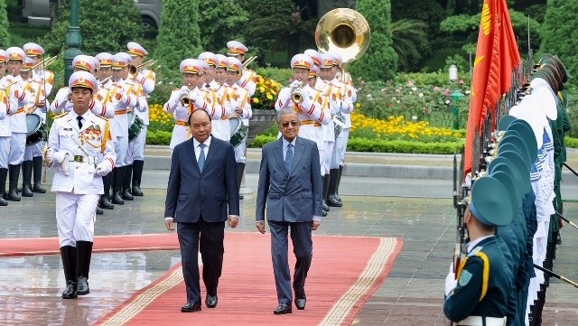 Prime Minister Nguyen Xuan Phuc (L) and his Malaysian counterpart Mahathir Mohamad at the official welcoming ceremony for the latter at the Presidential Palace in Hanoi on August 27, 2019. (Photo: NDO/Tran Hai)