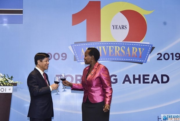Deputy Foreign Minister Nguyen Quoc Cuong (L) and Botswana’s Minister of Foreign Affairs and International Cooperation Unity Dow applaud the achievements attained in Vietnam-Botswana relations. (Photo: VNA)