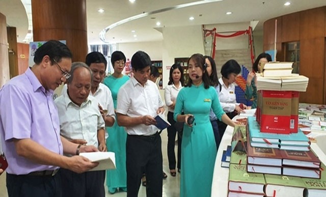 At the book exhibition in Quang Ninh province (Photo: NDO)