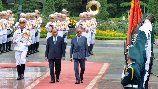 Vietnamese Prime Minister Nguyen Xuan Phuc (L) and his Malaysian counterpart, Mahathir Mohamad, inspect the guards of honour during an official welcome ceremony for the visiting guest, Hanoi, August 27, 2019. (Photo: NDO/Tran Hai)