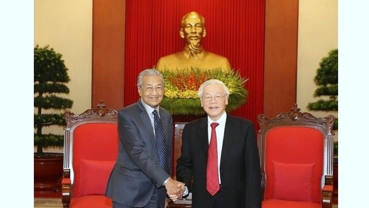 Party General Secretary and President Nguyen Phu Trong (R) hosted a reception for visiting Malaysian Prime Minister Mahathir Mohamad in Hanoi on August 28. (Photo: VNA)
