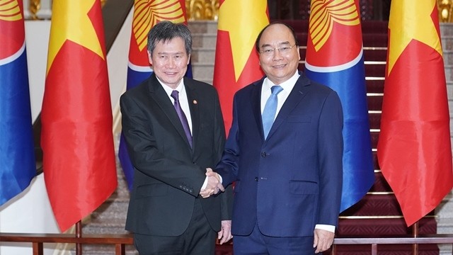 Prime Minister Nguyen Xuan Phuc (R) and ASEAN Secretary General Lim Jock Hoi (Photo: VNA)