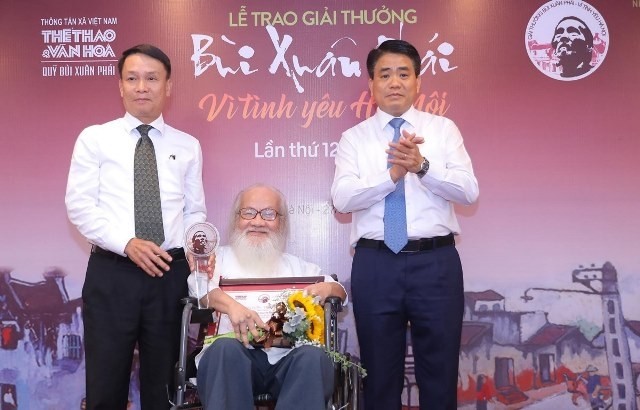 Assoc. Prof. Dr. Nguyen Thua Hy (C) winner of the Bui Xuan Phai - Love for Hanoi Awards' Grand Prize (Photo: VNA)