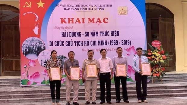 Hai Duong Provincial Museum presents certificates to individuals who donate historical artifacts and documents. (Photo: VNA)