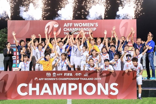 Vietnamese players celebrate their third AFF Women's Championship title in history. (Photo: VFF)