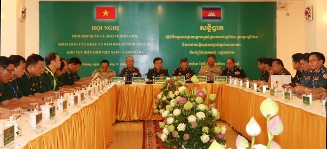The meeting between the Border Guard High Command of Vietnam and the Ministry of National Defence of Cambodia in Chau Doc city, An Giang province, on August 27 (Photo: VNA)