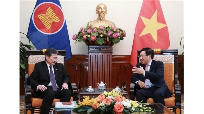 Deputy Prime Minister and Minister of Foreign Affairs Pham Binh Minh (R) receives visiting Secretary General of the Association of Southeast Asian Nations (ASEAN) Lim Jock Hoi. (Photo: VNA)