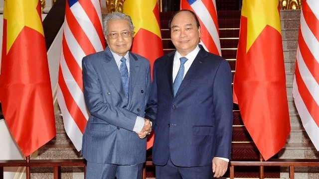 Prime Minister Nguyen Xuan Phuc (R) and his Malaysian counterpart Mahathir Mohamad. (Photo: NDO/Tran Hai)