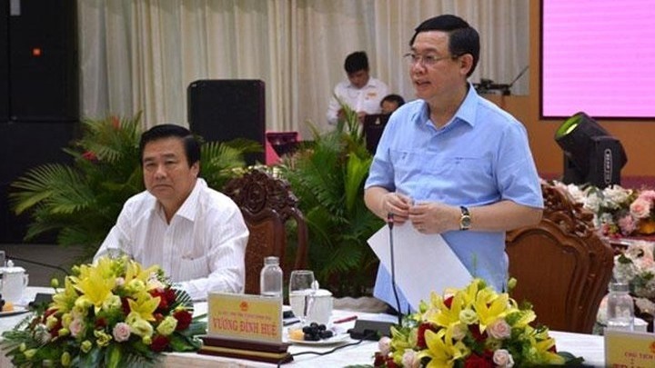 Deputy Prime Minister Vuong Dinh Hue (R) speaking at the working session.