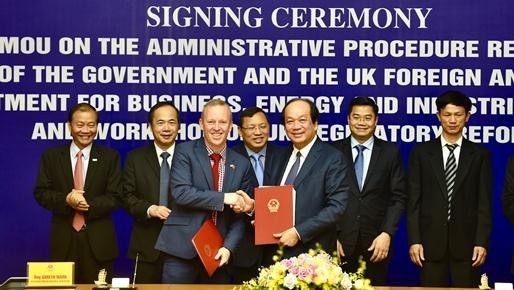The signing ceremony between Vietnam's Government Office and the UK’s Foreign and Commonwealth Office and Department for Business, Energy and Industrial Strategy (Photo: VGP)