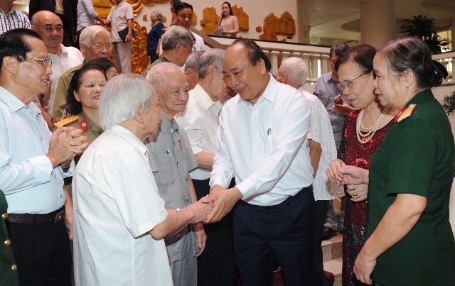 PM Nguyen Xuan Phuc and former officials who directly served and safeguarded President Ho Chi Minh. (Photo: NDO)