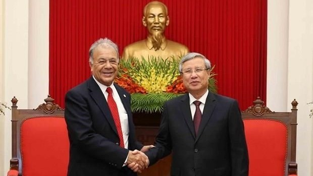 Politburo member and permanent member of the Party Central Committee’s Secretariat Tran Quoc Vuong (R) and PT National Coordinator Alberto Anaya (Source: VNA)