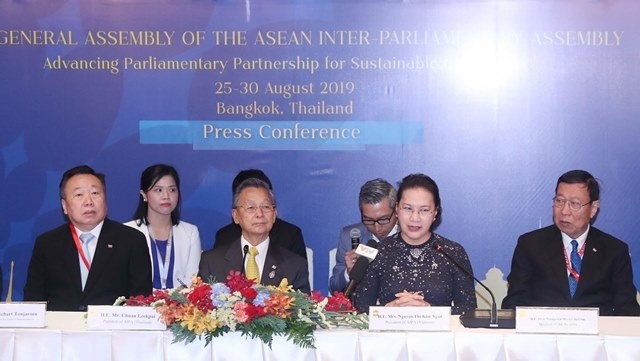 Chairwoman of the Vietnamese National Assembly Nguyen Thi Kim Ngan (second from right) and Speaker of the Thai House of Representatives Chuan Leekpai (third from right) co-chair a press conference in Bangkok on August 29. (Photo: VNA)