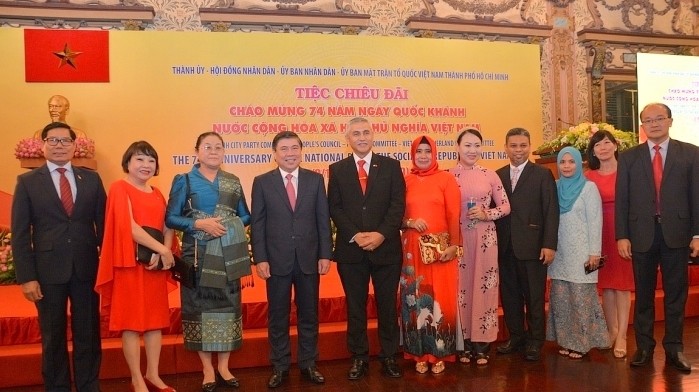 Chairman of the Ho Chi Minh City People’s Committee, Nguyen Thanh Phong (fourth from left) and delegates at the banquet (Photo: baoquocte.vn)
