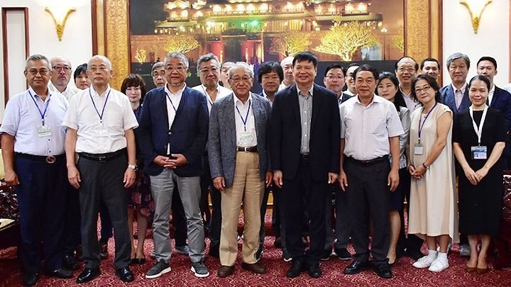 Vice Chairman of the Thua Thien - Hue provincial People's Committee Nguyen Dung (fourth from right) with the delegates (Photo: baothuathienhue.vn)