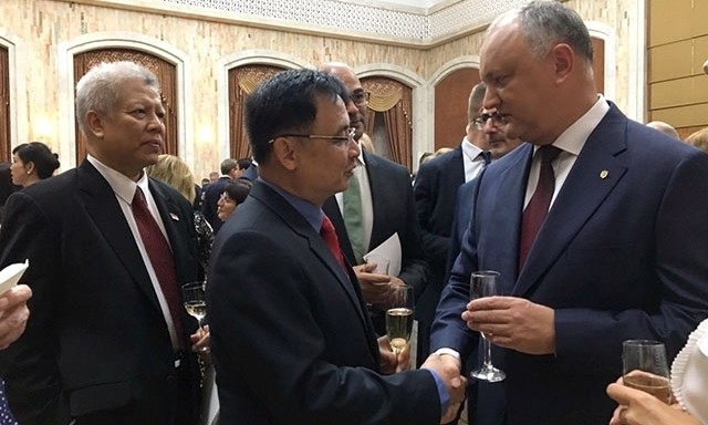Vietnamese Ambassador Nguyen Anh Tuan (left) cordially greets Moldovan President Igor Dodon at the reception. (Photo: NDO/Nam Dong)