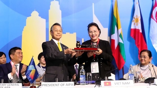 National Assembly Chairwoman Nguyen Thi Kim Ngan (R) receives the AIPA chairmanship token for 2019-2020 from Speaker of the Thai House of Representatives Chuan Leekpai. (Photo: VNA)
