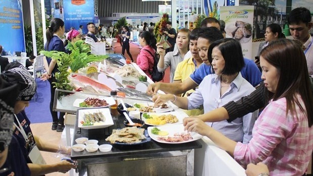 The exhibition attracts a large number of visitors. (Photo: VNA)