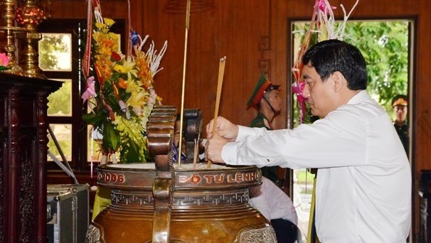 Secretary of Nghe An provincial Party Committee Nguyen Dac Vinh offers incense to pay tribute to President Ho Chi Minh. (Photo: baonghean.vn)