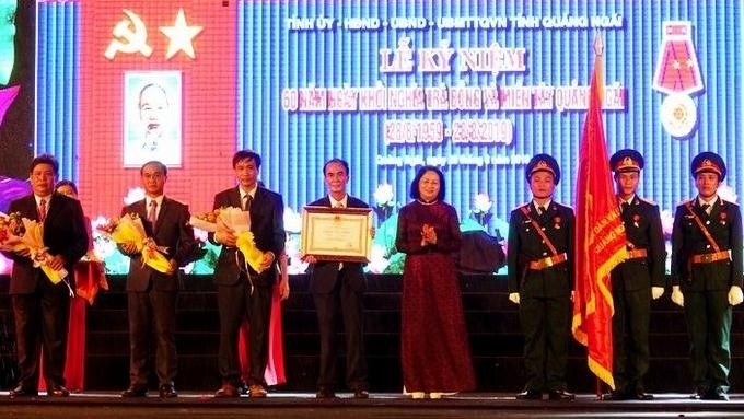 Vice President Dang Thi Ngoc Thinh presents Labou Order, second class, to Tra Bong district. (Photo: baoquangngai.vn)