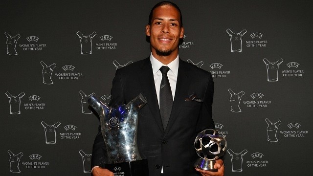 Virgil Van Dijk of Liverpool poses with the UEFA Champions League Defender of the Season 2018/19 and UEFA Men's Player of the Year 2018/19 Awards following the UEFA Champions League Draw. (Photo: Getty Images)