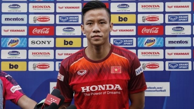 Vietnam’s captain Que Ngoc Hai at a press interview before his squad’s training session on the afternoon of August 28. (Photo: Vietnam Football Federation)