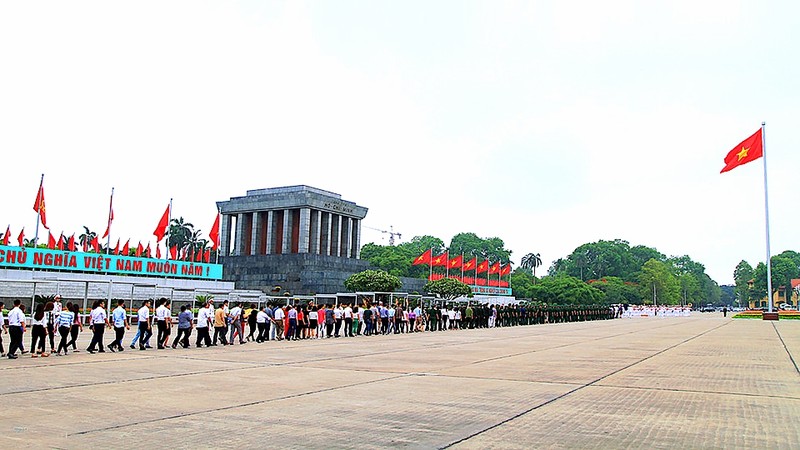 Thousands of visitors pay tribute to President Ho Chi Minh at his mausoleum in Hanoi during the National Day holidays. (Photo: hanoimoi)