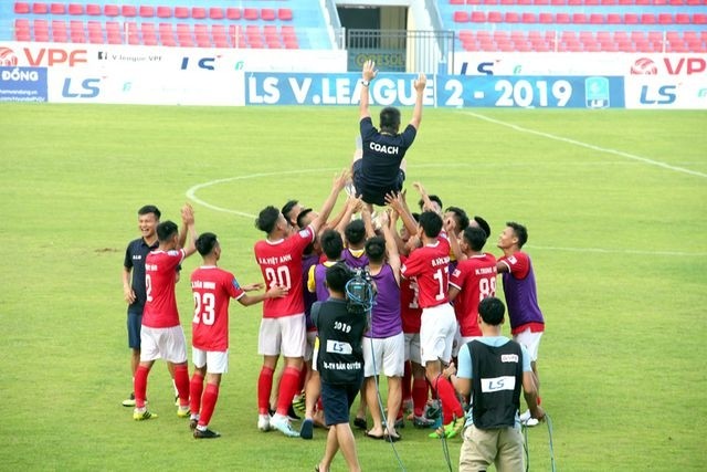 Hong Linh Ha Tinh players celebrate after the match.