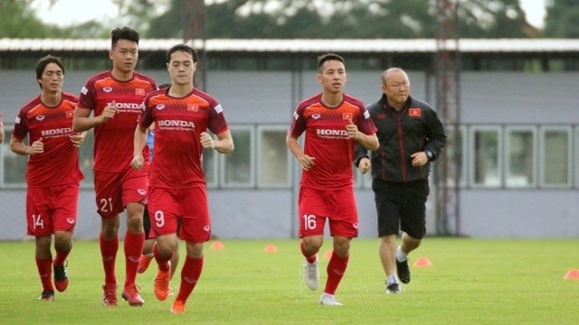 Coach Park Hang-seo (far right) and his players during their first session in Thailand on September 1, while preparing for the upcoming Group G opener of the 2022 FIFA World Cup Asian Qualifiers second round against hosts Thailand. (Photo: Vietnam Football Federation)